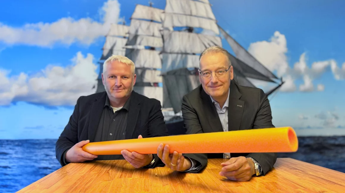 Tade Peetz (li.) setzt für das insgesamt rund 80 Kilometer lange Erdgasnetz im Gebiet der Gemeinde Heikendorf weiterhin auf die Stadtwerke Kiel und Dr. Jörg Teupen.