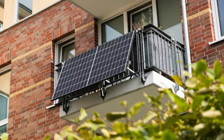 Balkonkraftwerk, Solarpanele an Balkon, dekorativ
