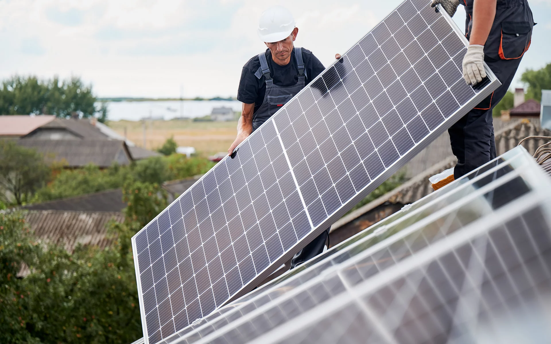 Photovoltaikanlage wird auf Dach montiert