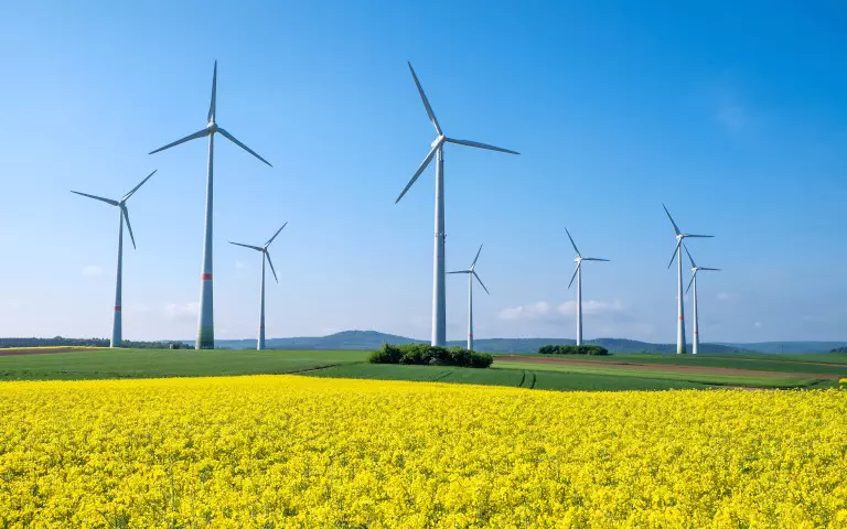 Windkraftanlagen, mehrere Windräder, dekorativ
